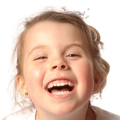 Kinder sollten bei ihren ersten Zahnarztbesuchen unbedingt positive Erfahrung machen. So bauen sie keine unnötigen Ängste und Hürden vor zahnmedizinischen Untersuchungen und Behandlungen auf. Stattdessen können sie eine natürliche und unbelastete Haltung zu ihren Zähnen und zur Zahngesundheit einnehmen. Dies ist uns sehr wichtig. Daher nehmen wir uns für unsere jungen Patienten besonders viel Zeit. Wir führen sie spielerisch an die Behandlung heran. Wir erklären ihnen in kindgerechter Sprache unsere Arbeit und was sie selbst tun können, um ihre Zähne gesund zu erhalten. 