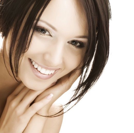 Zähne verfärben sich bei den meisten Menschen im Laufe der Jahre dunkel. Durch intensiven Tabak-, Kaffee- oder Teegenuss kann dieser Prozess verstärkt werden. Aber auch nach einer Wurzelkanalbehandlung schimmern Zähne manchmal dunkel. Wer diese Verfärbungen als störend und unästhetisch empfindet, kann seine Zähne mit kosmetischen Bleaching-Behandlungen wieder aufhellen. Wir beraten Sie, welches Bleaching-Verfahren für Sie am besten geeignet ist und welche Farbnuance am besten zu Ihnen passst.Sie können zwischen folgenden Bleaching-Behandlungen wählen: • Zoom • Turboschiene • Tagschiene • Nachtschiene • Whitening Pen